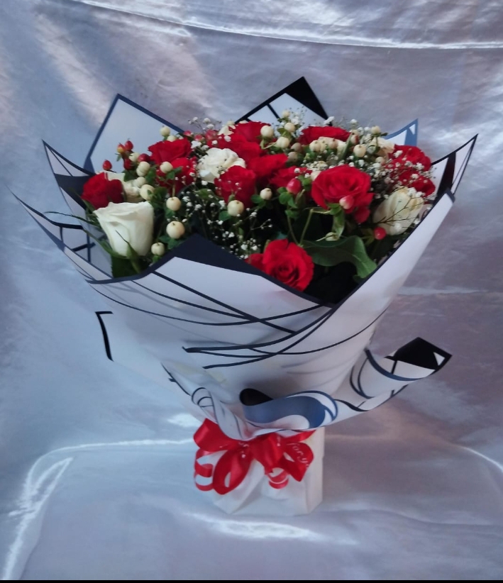 Money and flower bouquets by Leon Events