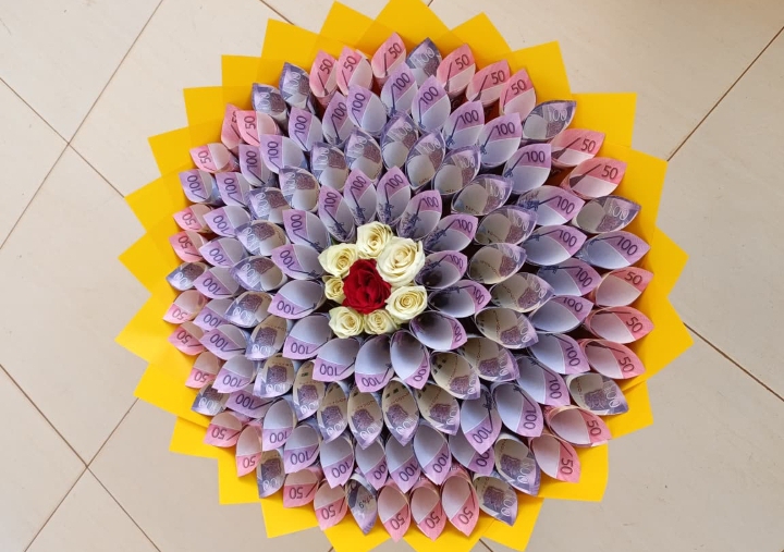 Money and flower bouquet by Leon Events