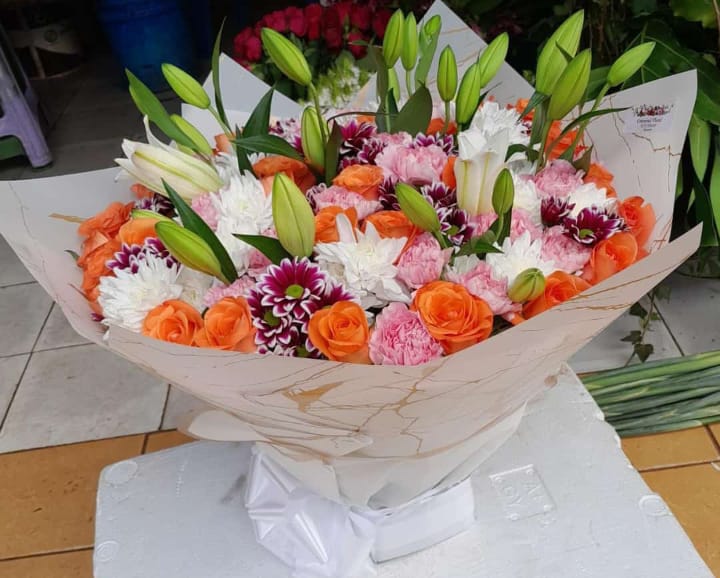 Money and flower bouquet by Leon Events