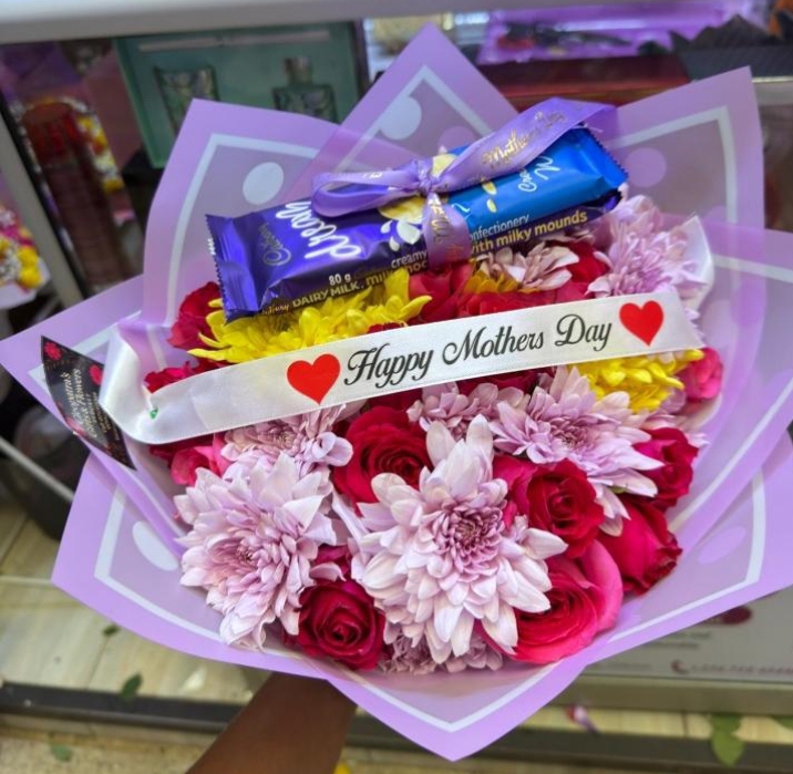 Money and flower bouquet by Leon Events
