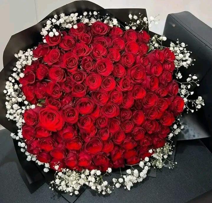 Money and flower bouquet by Leon Events