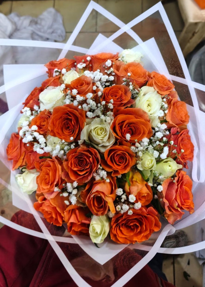 Money and flower bouquet by Leon Events