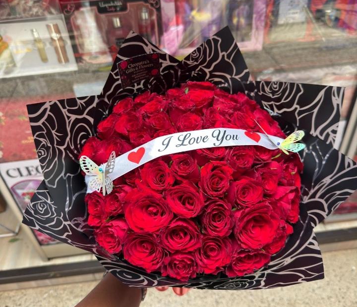 Money and flower bouquet by Leon Events